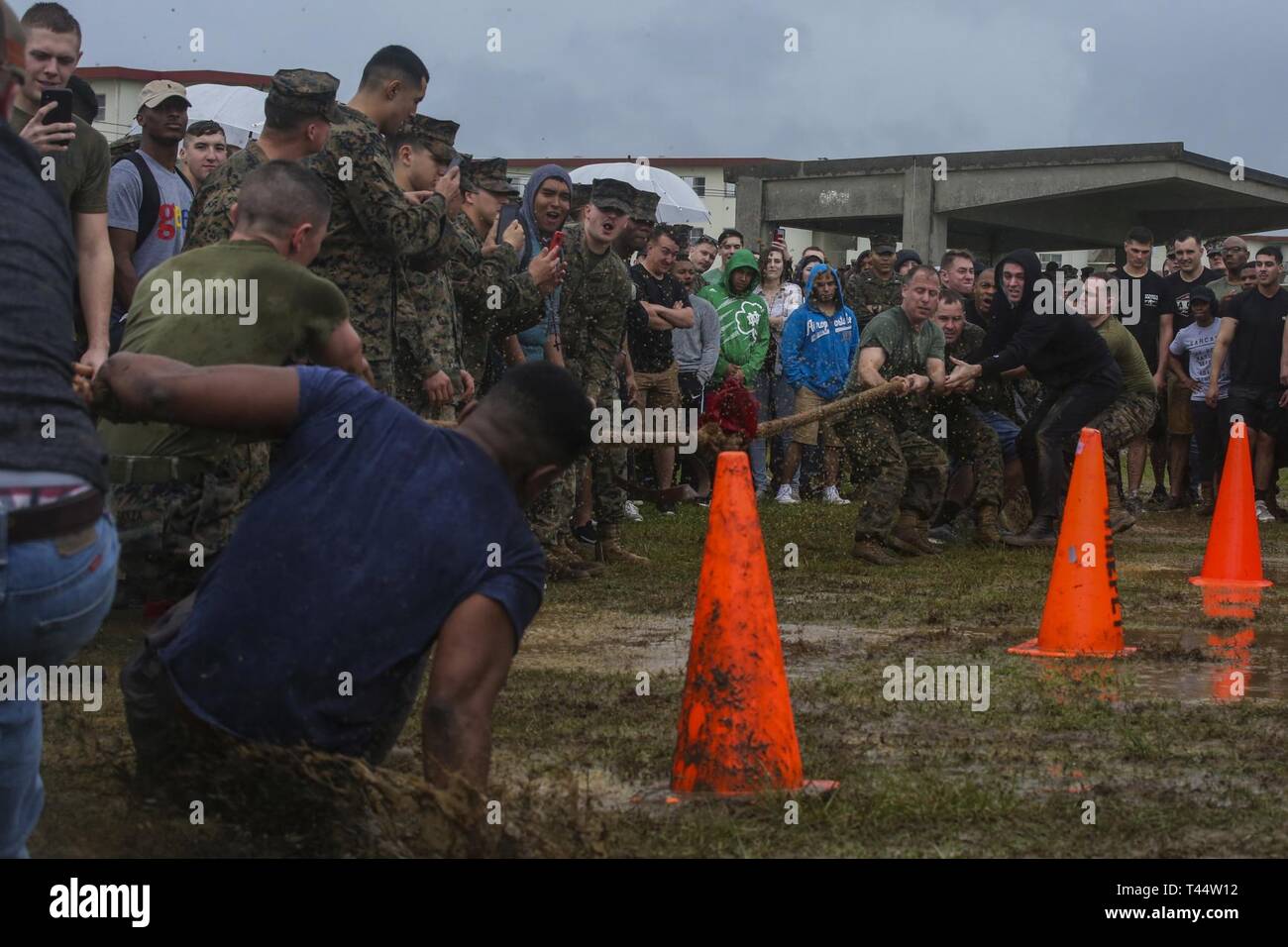 Stati Uniti Marines con III MEF Gruppo di informazioni hanno gareggiato in una varietà di attività sportive durante il 2019 Commander's Cup su Camp Hansen, Okinawa, in Giappone, 22 febbraio, 2019. Il comandante il Cup è un evento progettato per la creazione di unità e coesione il morale della truppa fra III MIG Marines. Gli eventi del giorno incluso alle prese, Tug-of-War, relè per le gare e gli altri sport. Foto Stock