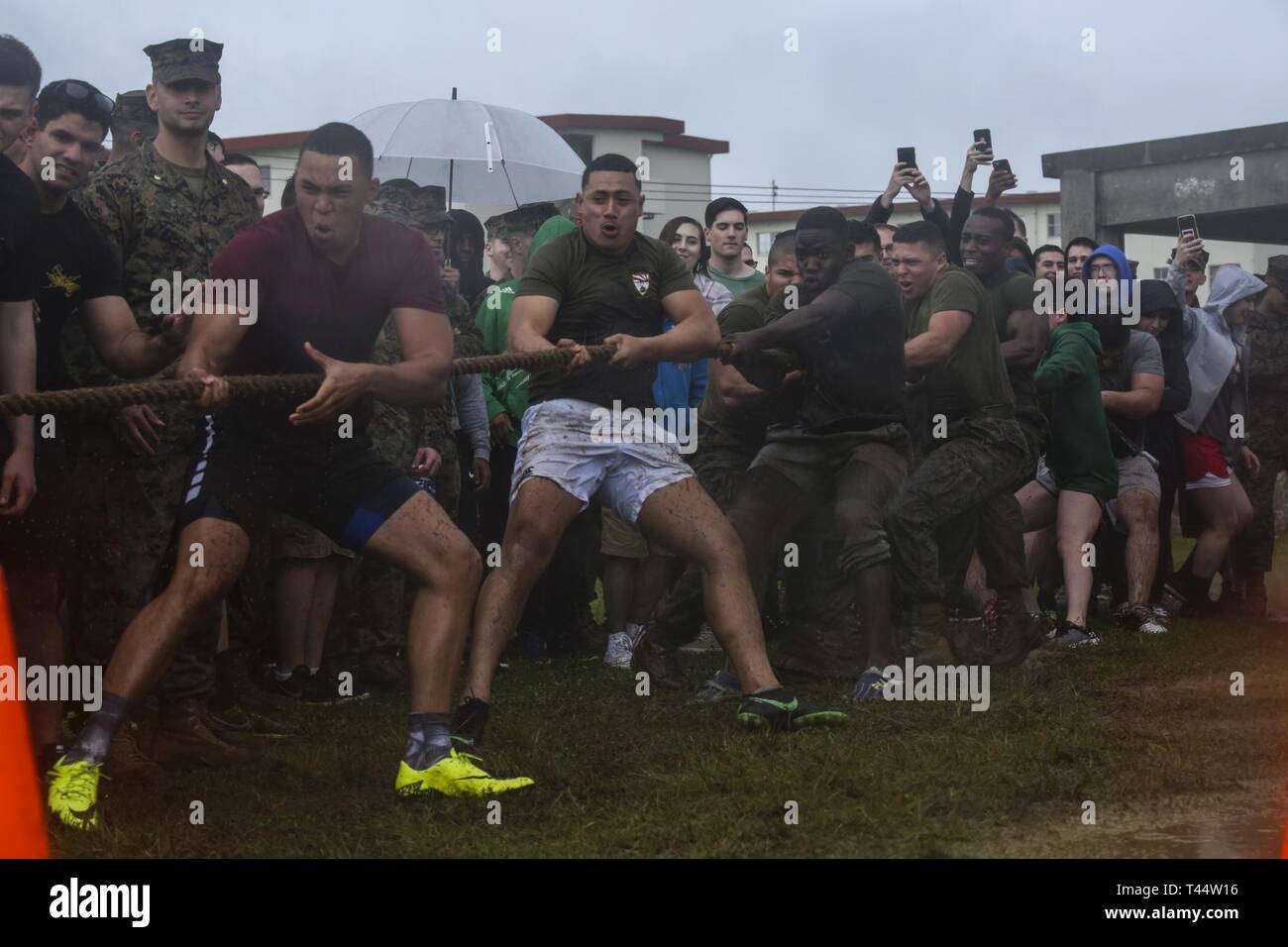 Stati Uniti Marines con III MEF Gruppo di informazioni hanno gareggiato in una varietà di attività sportive durante il 2019 Commander's Cup su Camp Hansen, Okinawa, in Giappone, 22 febbraio, 2019. Il comandante il Cup è un evento progettato per la creazione di unità e coesione il morale della truppa fra III MIG Marines. Gli eventi del giorno incluso alle prese, Tug-of-War, relè per le gare e gli altri sport. Foto Stock
