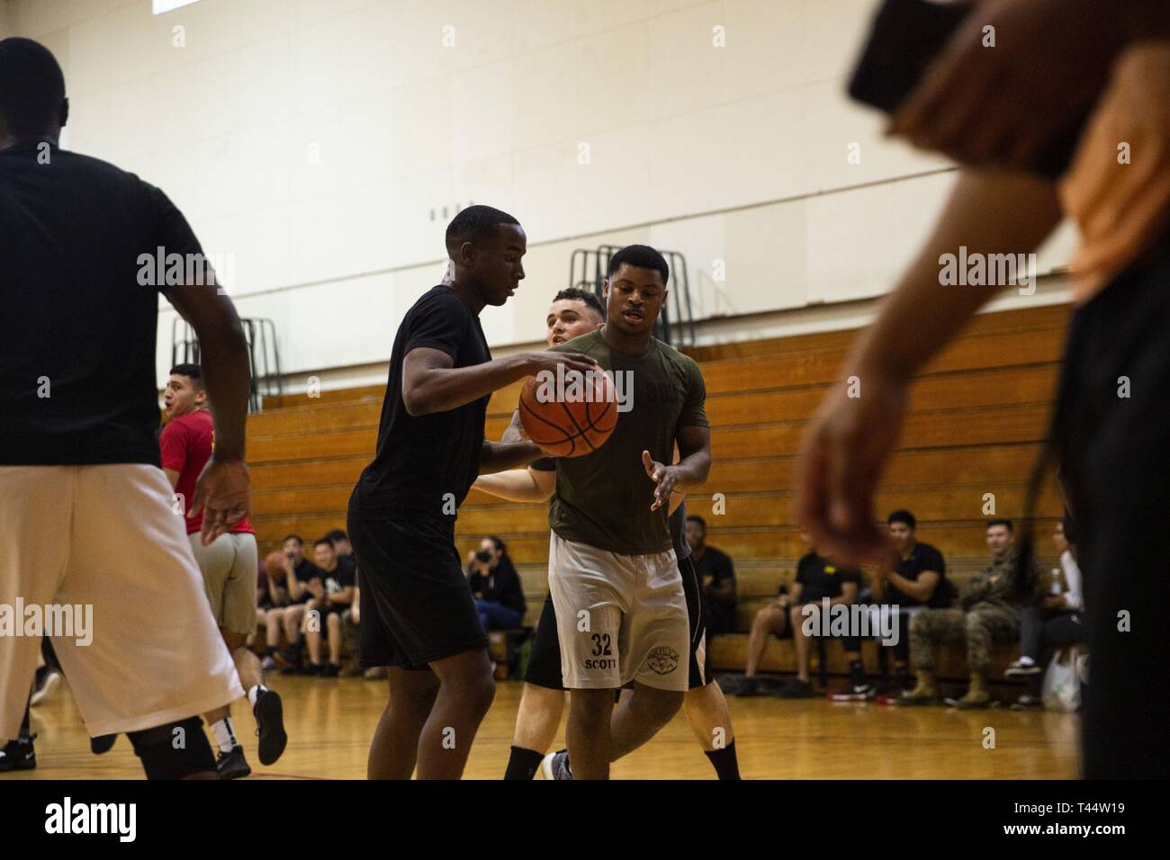 Stati Uniti Marines con III MEF Gruppo di informazioni hanno gareggiato in una varietà di attività sportive durante il 2019 Commander's Cup su Camp Hansen, Okinawa, in Giappone, 22 febbraio, 2019. Il comandante il Cup è un evento progettato per la creazione di unità e coesione il morale della truppa fra III MIG Marines. Gli eventi del giorno incluso alle prese, Tug-of-War, relè per le gare e gli altri sport. Foto Stock