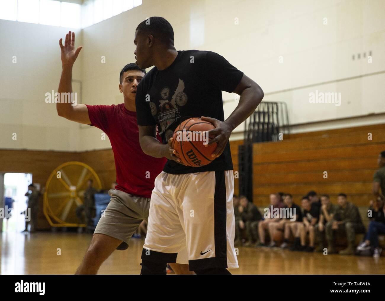 Stati Uniti Marines con III MEF Gruppo di informazioni hanno gareggiato in una varietà di attività sportive durante il 2019 Commander's Cup su Camp Hansen, Okinawa, in Giappone, 22 febbraio, 2019. Il comandante il Cup è un evento progettato per la creazione di unità e coesione il morale della truppa fra III MIG Marines. Gli eventi del giorno incluso alle prese, Tug-of-War, relè per le gare e gli altri sport. Foto Stock