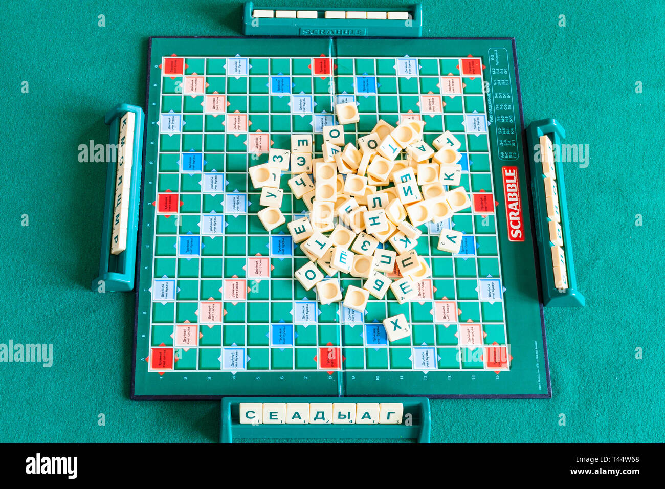 Mosca, Russia - aprile 3, 2019: vista superiore della pila di piastrelle lettera a bordo dell edizione russa gioco Scrabble. Scrabble è un gioco di parole è stato progettato b Foto Stock