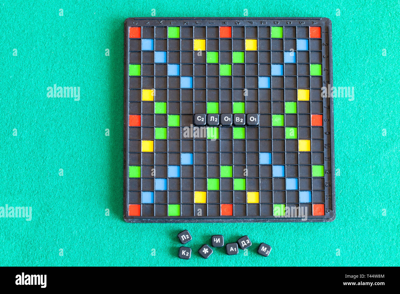 Mosca, Russia - aprile 3, 2019: vista dall'alto di gameboard del dotto gioco di parole sul verde baize tabella. Dotto è il russo variante di Scrabble gioco di bordo, Foto Stock