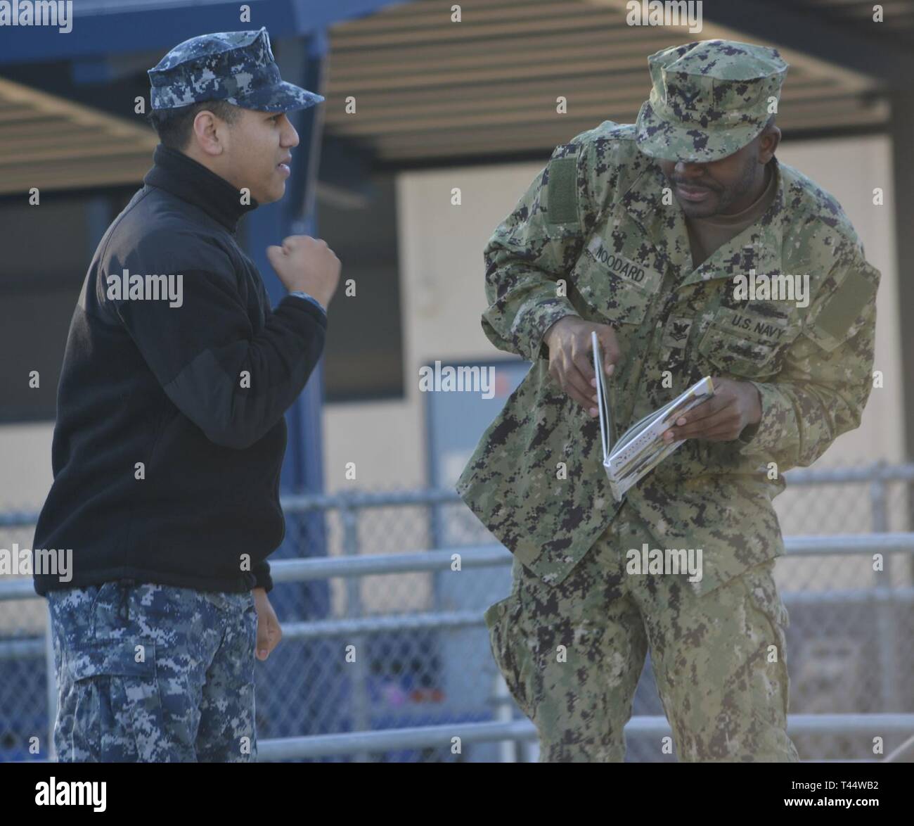 Commercio, Calif. (Feb. 22, 2019) Yeoman 2a classe Arturo Magallanes, sinistra e intendente di seconda classe Devonte Woodard, assegnato a Marina Centro Supporto Operativo (NOSC) Los Angeles, partecipare ad un anti-bullo scenetta durante un assemblaggio in legno di palissandro Park School come parte del NOSC Los Angeles adottare un programma scolastico. Foto Stock