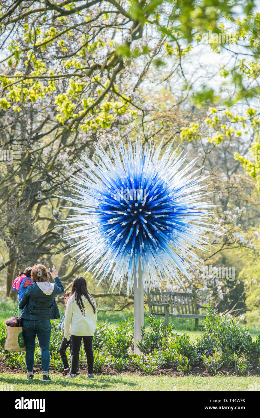 Saphire Star - Chihuly: riflessioni sulla natura di Kew Gardens - Dale Chihuly presenta la sua luminosa di opere in vetro, dotate di pezzi di mai visto prima nel Regno Unito. Chihuly le sculture di trasformare i giardini e serre in un contemporaneo galleria all'aperto lo spazio. Foto Stock