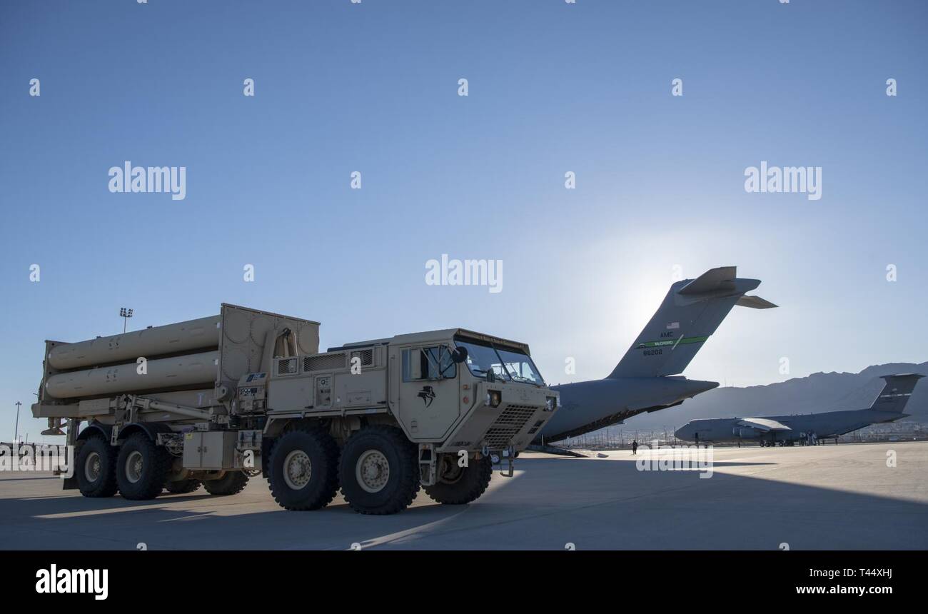 Un U.S. Esercito il terminale ad alta altitudine Difesa Area stazione di lancio si prepara a carico su una quarta Airlift Squadron C-17 Globemaster III a Fort Bliss, Texas, dal 23 febbraio, 2019. La THAAD Sistema per missile è una terra-piattaforma di base in grado di intercettare i missili balistici entrambi all'interno e subito fuori l'atmosfera. Foto Stock