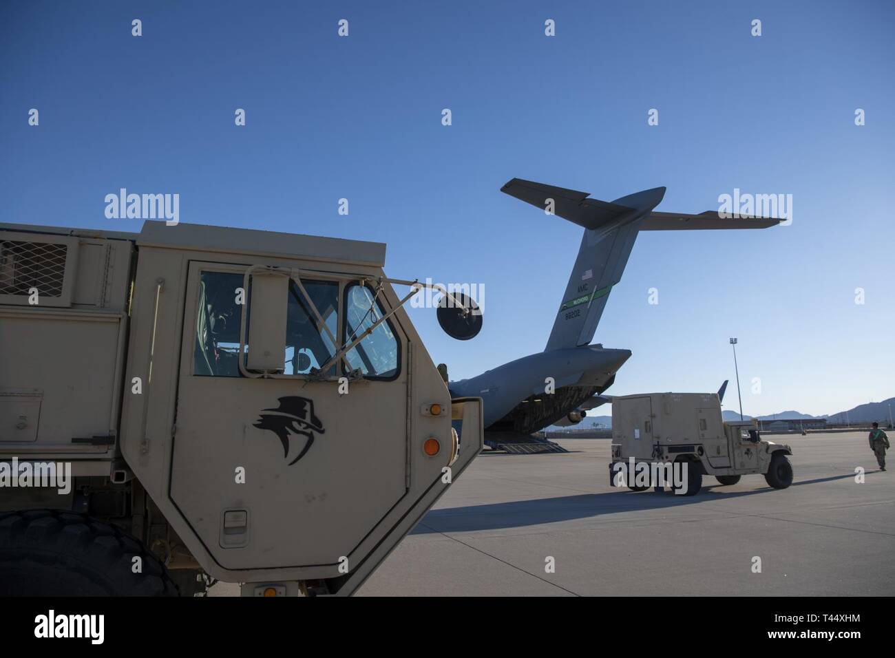 Un U.S. Esercito il terminale ad alta altitudine Difesa Area stazione di lancio si prepara a carico su una quarta Airlift Squadron C-17 Globemaster III a Fort Bliss, Texas, dal 23 febbraio, 2019. La THAAD Sistema per missile è una terra-piattaforma di base in grado di intercettare i missili balistici entrambi all'interno e subito fuori l'atmosfera. Foto Stock