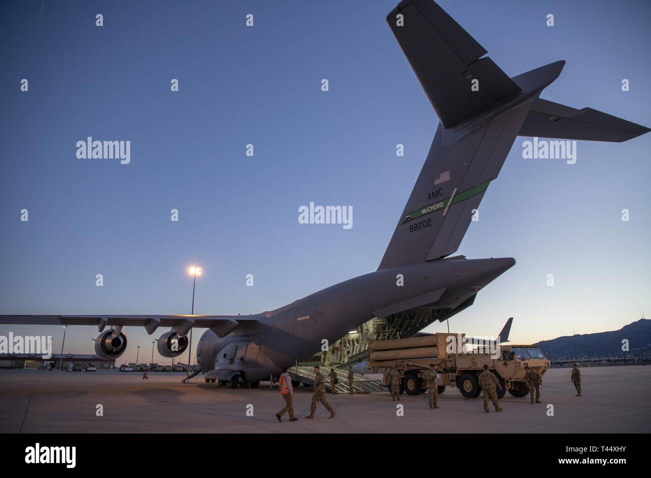 Un U.S. Esercito il terminale ad alta altitudine Difesa Area stazione di lancio si prepara a carico su una quarta Airlift Squadron C-17 Globemaster III a Fort Bliss, Texas, dal 23 febbraio, 2019. La THAAD Sistema per missile è una terra-piattaforma di base in grado di intercettare i missili balistici entrambi all'interno e subito fuori l'atmosfera. Foto Stock