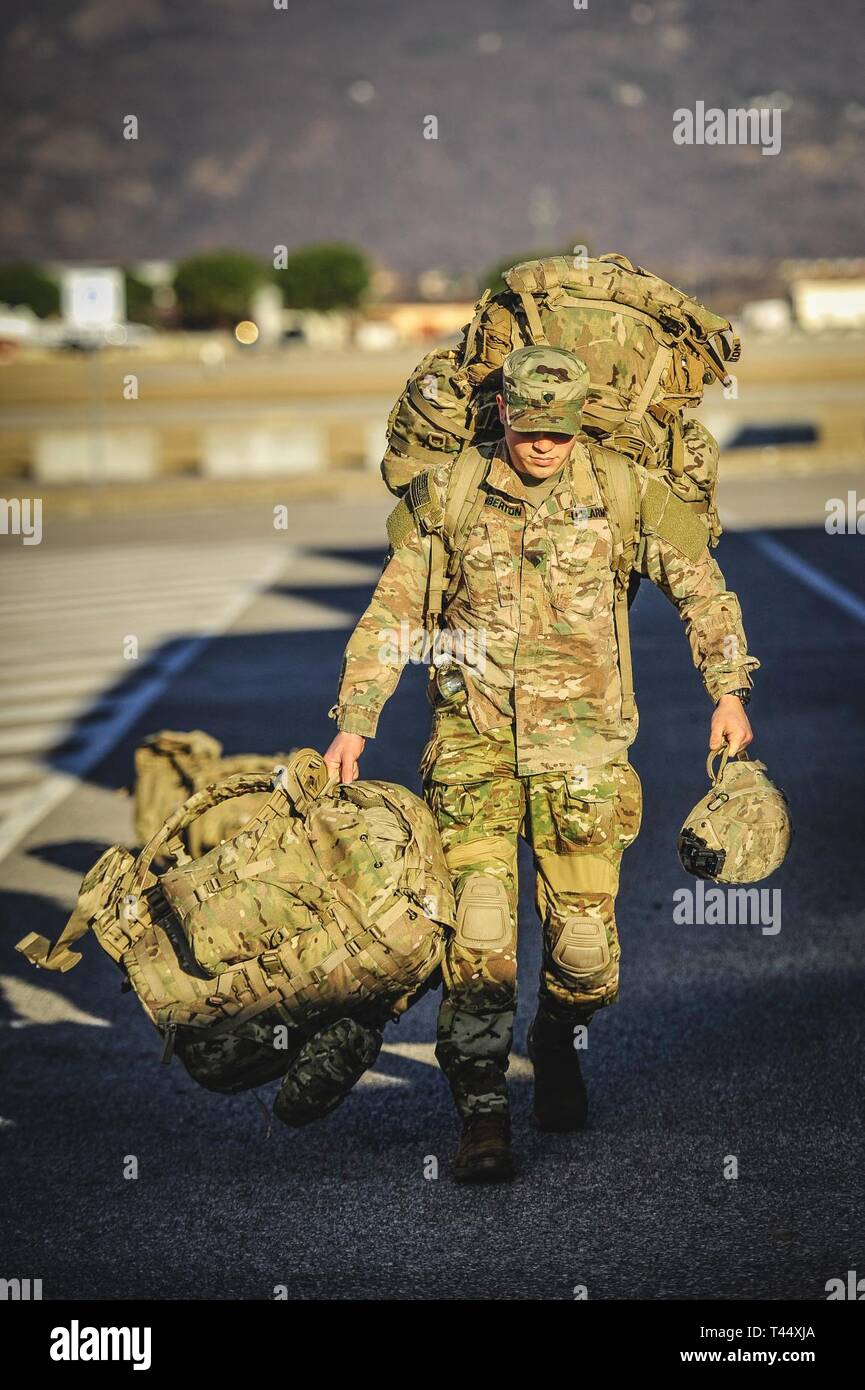 Un paracadutista assegnato al Bravo Company, 1° Battaglione, 503rd Reggimento di Fanteria, 173rd Brigata Aerea, si prepara a caricare un U.S. Air Force C-130 a base aerea di Aviano, durante un'emergenza deployment readiness esercizio (EDRE) a sostegno del DFE THAAD, 23 febbraio 2019. La distribuzione di un terminale Area altitudine sistema di difesa per Israele è un esercizio di U.S. Esercito, U.S. Air Force e forze israeliane, sotto la forza dinamica concetto di occupazione. L'esercizio si basa la prontezza e la interoperabilità nella regione, dimostra la capacità degli Stati Uniti di implementare rapidamente la difesa aerea attivi a livello globale, un Foto Stock