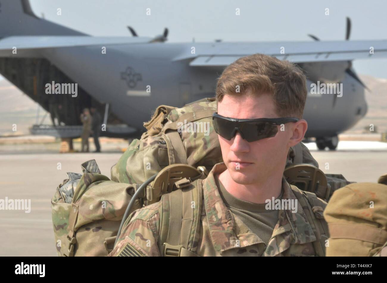 Un U.S. Soldato dell'esercito con il 173rd Airborne Brigade approda a C-130 Hercules a Nevatim Air Base, Israele, Feb 23, 2019 . La distribuzione di un terminale Area altitudine sistema di difesa per Israele è un esercizio di U.S. Esercito, U.S. Air Force e forze israeliane, sotto la forza dinamica concetto di occupazione. L'esercizio si basa la prontezza e la interoperabilità nella regione, dimostra la capacità degli Stati Uniti di implementare rapidamente la difesa aerea attivi a livello globale e dimostra la U.S. Esercito una missione dell'Europa per dissuadere i potenziali avversari e alleati di supporto. Foto Stock