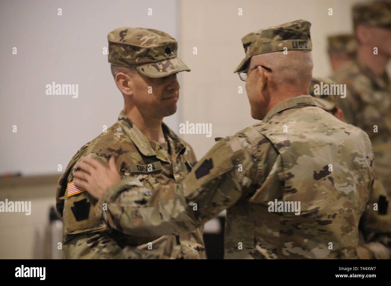 Stati Uniti Esercito Lt. Col. Michael Girvin, sinistra, comandante uscente della 2-104th supporto generale del battaglione di aviazione, 28 Expeditionary combattere la Brigata Aerea, scuote le mani con Col. Howard Lloyd, comandante della XXVIII ECAB, durante un cambio del comando cerimonia al ventottesimo ECAB armory, 24 febbraio 2019. Girvin fu onorato e ha ringraziato per il suo servizio durante la cerimonia. Foto Stock