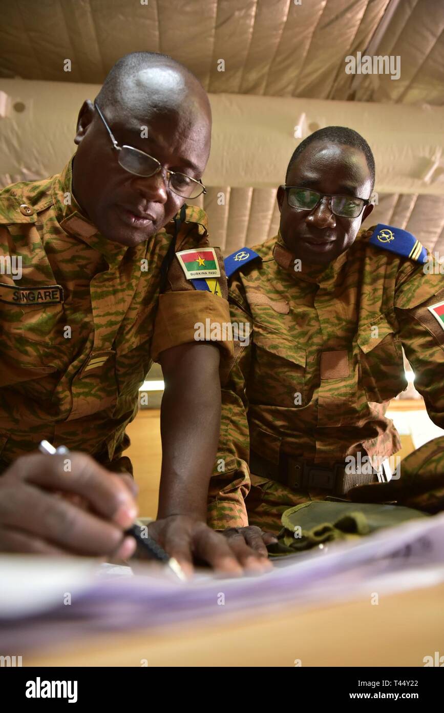 In Burkina Faso la leadership dell'esercito di stare al campo base Loumbila condurre la pianificazione delle operazioni nel febbraio 24, 2019 durante l'esercizio Flintlock 19. Questo team di Burkina Faso leader militari sono responsabili di fornire il comando e il controllo di tutte le multinazionali partner occidentali in Loumbila durante l'esercizio scenerio di giorni. Il Flintlock serie di esercitazioni militari di fornire opportunità di formazione che consentono di favorire rapporti di pace, la sicurezza e la cooperazione. Foto Stock