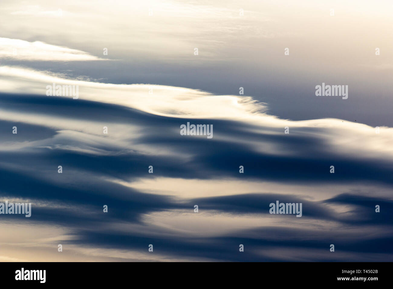 Mare di nuvole su un cielo di tramonto Foto Stock