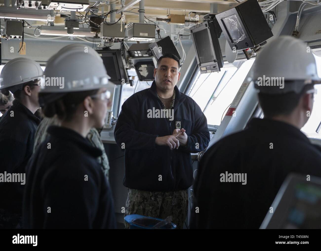 NEWPORT NEWS, Va. (feb. 25, 2019) Capo Quartermaster Jose Triana, assegnato USS Gerald Ford (CVN 78) dipartimento di navigazione, mutandine membri del destroyer Squadron 22 personale durante un tour evidenziando Ford funzionalità. Ford è attualmente in fase di post-shakedown disponibilità presso Huntington Ingalls Industries-Newport News la costruzione navale. Foto Stock