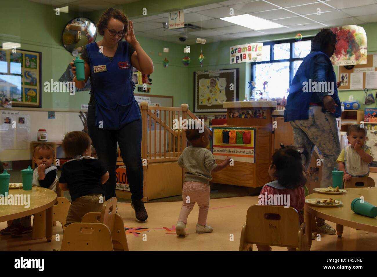 Bambini e ventesimo forza squadrone di supporto per lo sviluppo del bambino centro (CDC) caregivers pulizia dopo il pranzo presso la CDC a Shaw Air Force Base, S.C., Feb 25, 2019. Tutti i CDC staff riceviate il compito speciale di certificazione e di formazione ricorrente che include orientamento, nutrizione durante l'infanzia, gli abusi sui minori e salute, sicurezza e igiene. Foto Stock