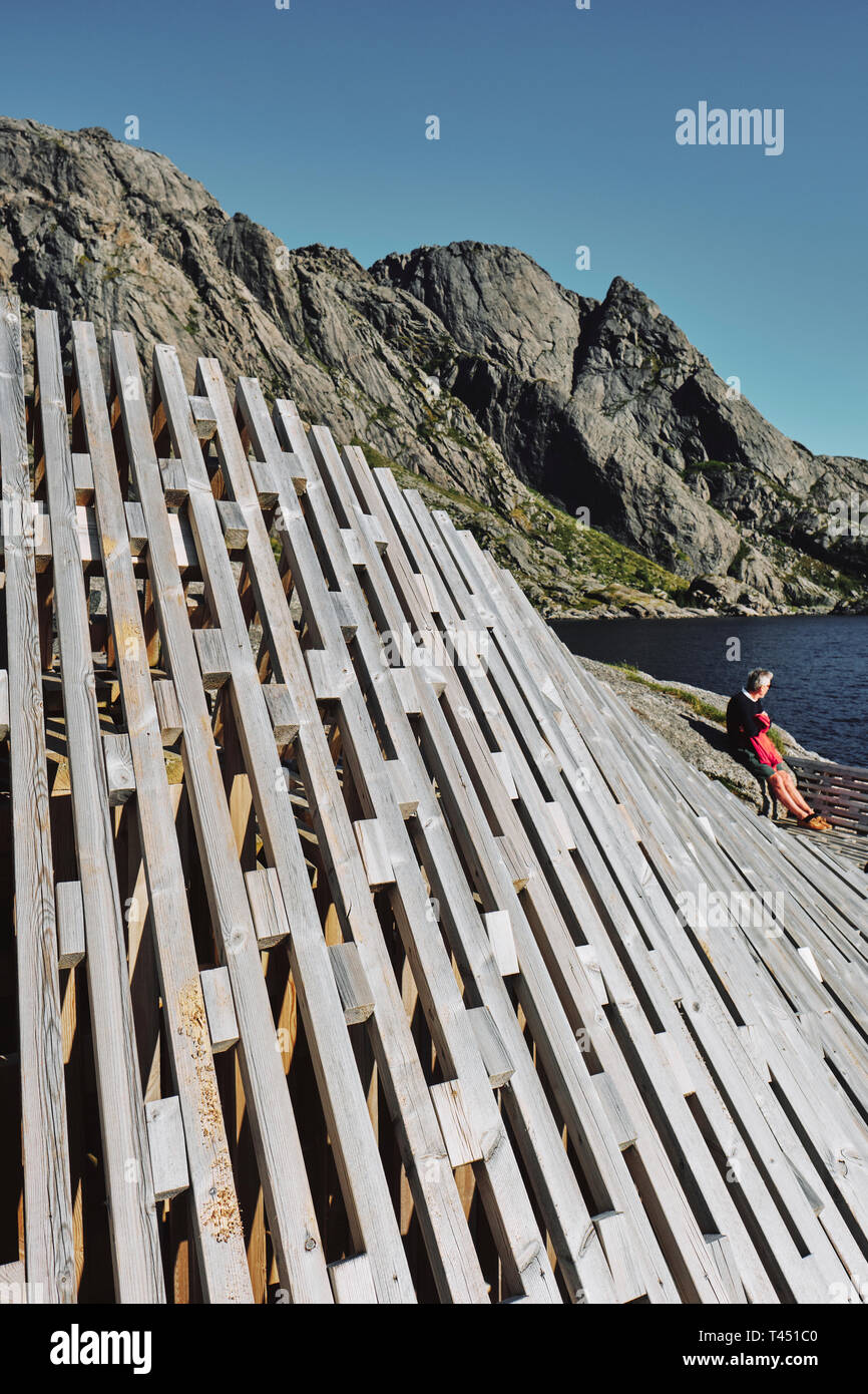 Progetto 2x2 - un creative legname decking artwork e spazio pubblico in Nusfjord un piccolo villaggio di pescatori in isole Lofoten Nordland, Norvegia. Foto Stock