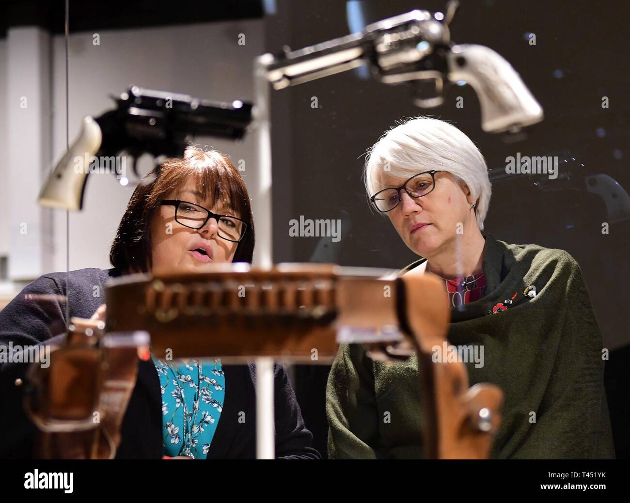 General George Patton direttore del Museo, Alice Hart (sinistra) ricorda alcuni dei segni distintivi di Patton la famosa pistole a Helen Patton, nipote del leggendario comandante del serbatoio. Helen ha visitato Fort Knox, Kentucky, febbraio 26, 2019, come parte di un viaggio per gli Stati Uniti dalla sua casa in Belgio. Foto Stock