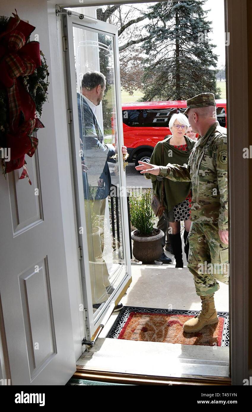 Principali gen. Frank Muth, comandante della U.S. Esercito comando di reclutamento a Fort Knox, Kentucky, invita Helen Patton nella sua casa per un tour di Febbraio 26, 2019. Ella, insieme con gli altri nel suo gruppo, arrivati a ricordare il suo tempo al post quando lei era 9-11 anni. A quel tempo suo padre, poi Brig. Gen. George S. Patton III, fu comandante dell'U.S. Esercito Scuola Armor e vice comandante del post. Foto Stock