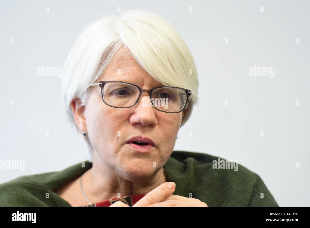 Helen Patton, nipote del leggendario comandante del serbatoio gen. George S. Patton Jr., ascolta come General George Patton il personale del museo è parlare di alcuni manufatti hanno raccolto sul suo nonno e padre nel corso degli anni. Il Fort Knox, Kentucky museo ospita numerosi oggetti appartenenti a Patton Jr., compresa la sua famosa pistole, una sciabola e forza corazzate patch progettati da lui e la sua medaglie. Foto Stock