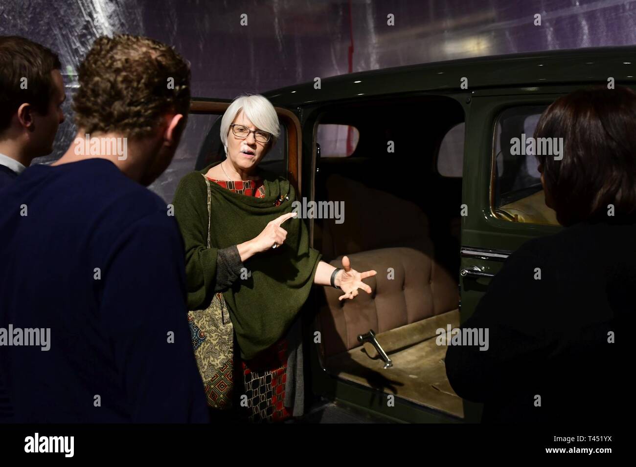 Helen Patton spiega a Hans Van Kessell e i suoi due figli di Febbraio 26, 2019, dove suo nonno gen. George Patton Jr. era seduto quando il suo veicolo militare si è schiantato in Germania poco dopo la fine della II Guerra Mondiale, risultante nella sua eventuale morte. Il generale George Patton Museum di Fort Knox, Kentucky, è la casa del veicolo, insieme a molti altri artefatti del leggendario generale del serbatoio. Foto Stock