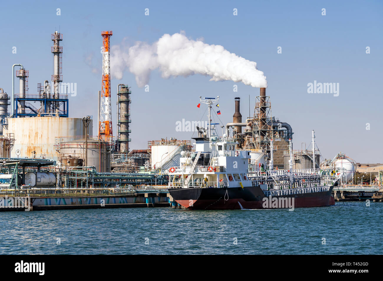 Fabbrica chimica con impianti di stoccaggio del gas e la struttura della pipeline con fumo di ciminiere in Kawasaki Città vicino a Tokyo Giappone Foto Stock