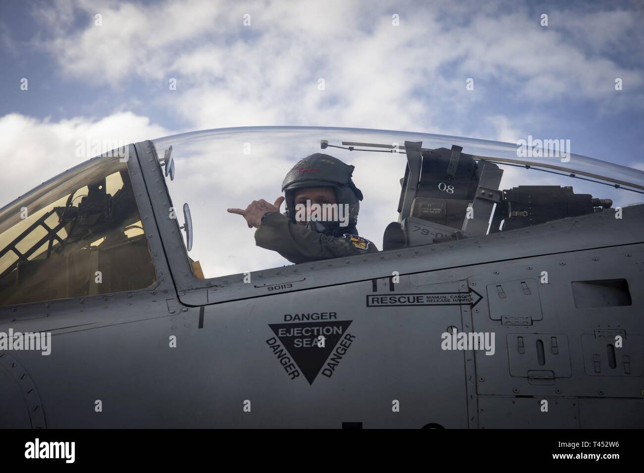 Stati Uniti Air Force Lt. Col. Todd 'Riddler' Riddle, commander, 303Fighter Squadron, 442nd Fighter Wing, Whiteman Air Force Base, getta un 'shaka' segno di mano mentre tassare un A-10 Thunderbolt II attacco aereo durante un armamento di avanzamento e punto di rifornimento di esercitare con mezzo marino Tiltrotor Squadron (VMM) 268 al Marine Corps Air Station Kaneohe Bay, Marine Corps base Hawaii, 27 febbraio 2019. L'esercizio ha utilizzato un MV-22B Osprey aeromobile assegnati a VMM-268 a passare il carburante ad un A-10 Thunderbolt II attacco aereo, aumentando il tempo di volo e di migliorare l'interoperabilità tra i due rami. Foto Stock