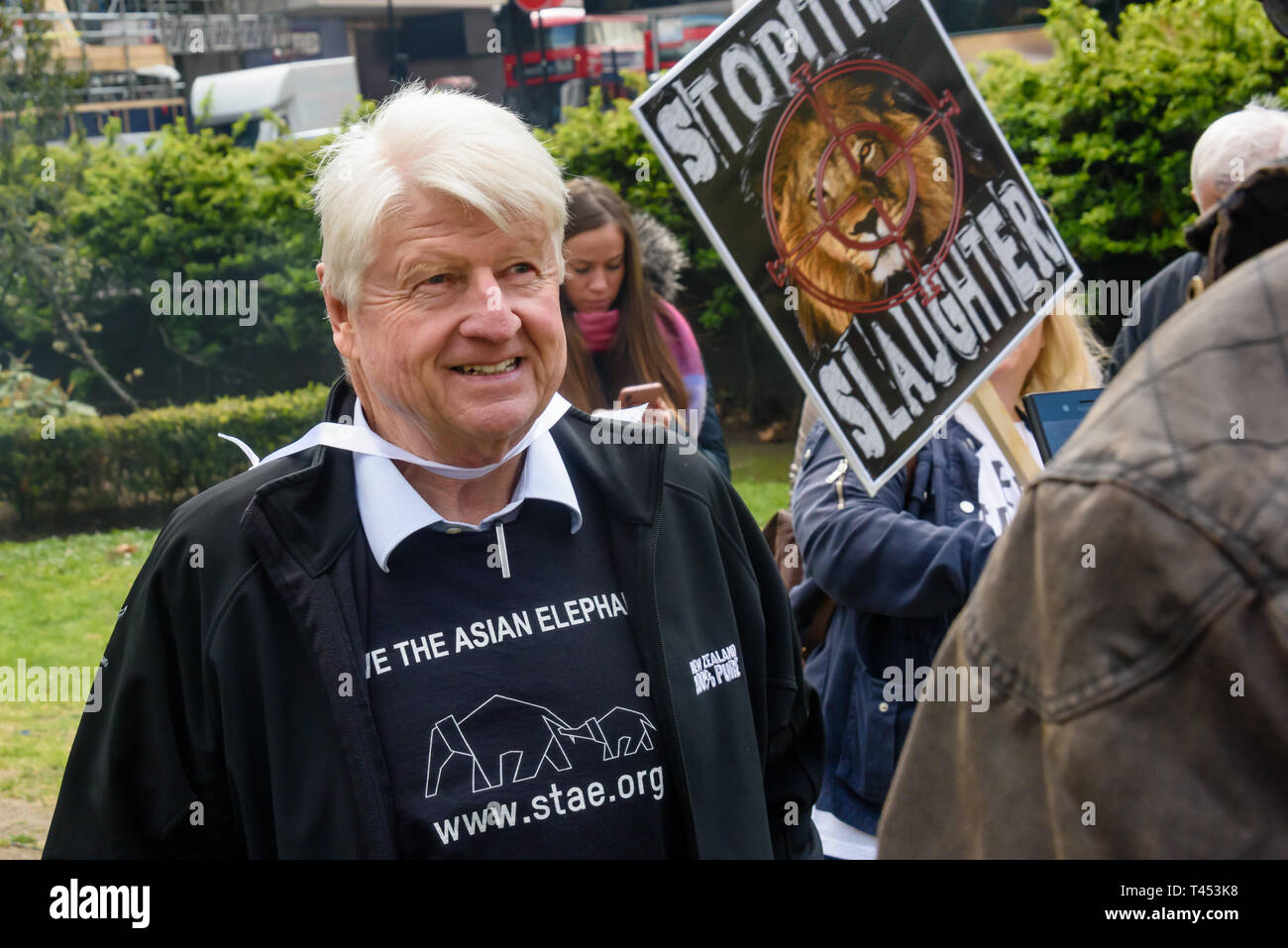 Londra, Regno Unito. Il 13 aprile 2014. Stanley Johnson in Cavendish Square prima di marzo a Londra per un rally di fronte a Downing St come una parte del 2019 Global March per elefanti e rinoceronti. Essi hanno invitato il governo britannico a imporre un divieto di importazione di trofei di caccia delle specie in via di estinzione per il Regno Unito e sostenuto un aumento nella protezione sotto la CITES per gli elefanti e si oppone a tentativi di effettuare il downgrade di tutela delle specie in via di estinzione o riaprire il commercio di avorio e di altre parti del corpo. Peter Marshall / Alamy Live News Foto Stock