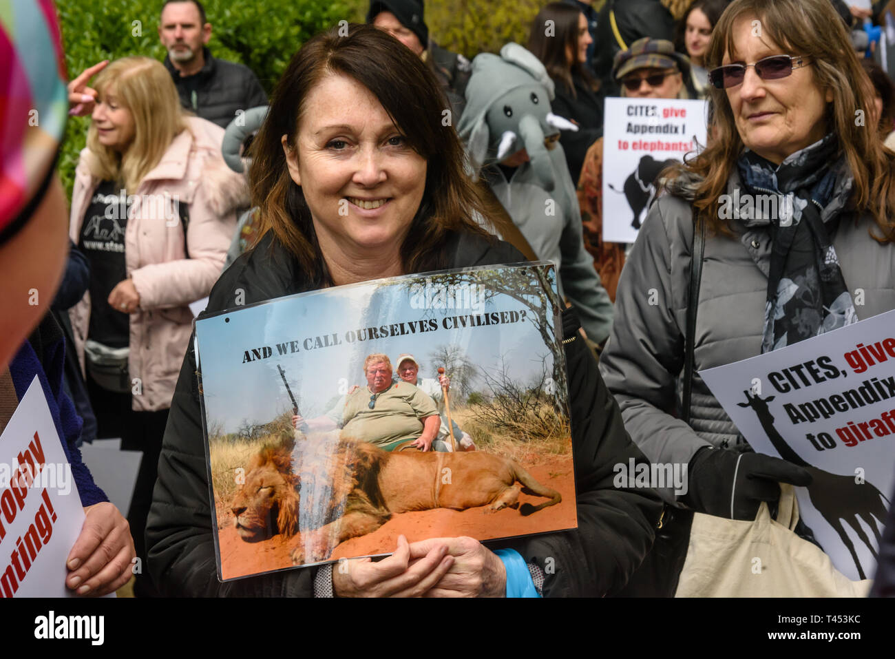 Londra, Regno Unito. Il 13 aprile 2014. Le persone si incontrano nel Cavendish Square a marzo a Londra per un rally di fronte a Downing St come una parte del 2019 Global March per elefanti e rinoceronti. Essi hanno invitato il governo britannico a imporre un divieto di importazione di trofei di caccia delle specie in via di estinzione per il Regno Unito e sostenuto un aumento nella protezione sotto la CITES per gli elefanti e si oppone a tentativi di effettuare il downgrade di tutela delle specie in via di estinzione o riaprire il commercio di avorio e di altre parti del corpo. Peter Marshall / Alamy Live News Foto Stock