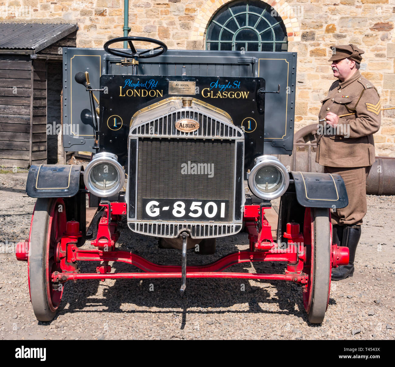 Il museo Beamish, Beamish, Contea di Durham, England, Regno Unito, 13 aprile 2019. Beamish vapore giorno: uomo vestito come Prima Guerra Mondiale soldato dell'esercito guardando un'annata 1921 Albion Motors veicolo sul display a Beamish museo vivente Foto Stock