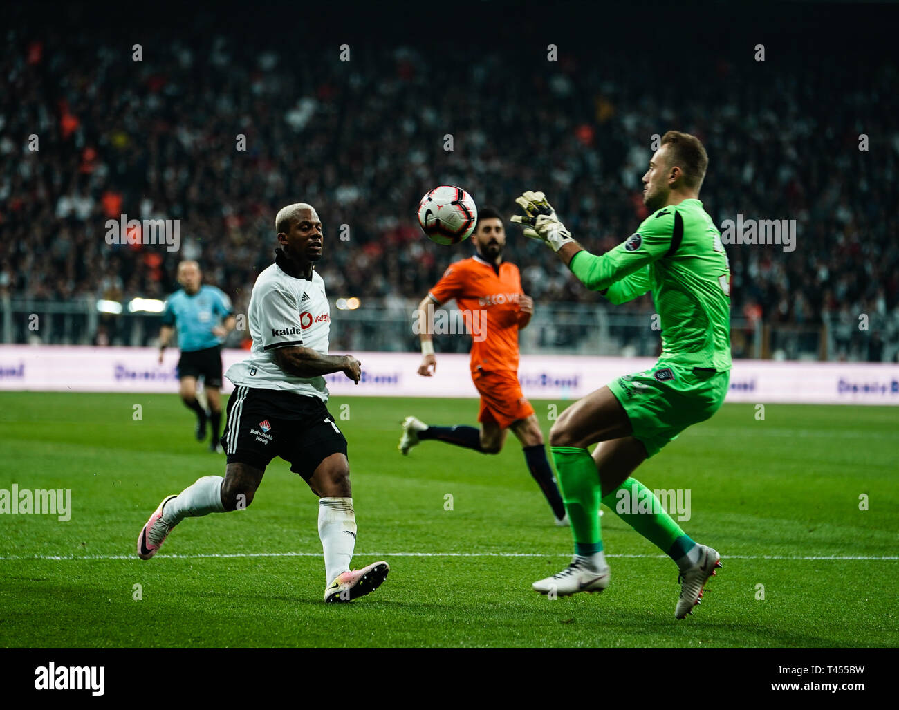 Vodafone Park, Istanbul, Turchia. Xiii Apr, 2019. Jeremain Lens di Besiktas manca solo la sfera nella parte anteriore di Mert GÃ¼nok di stanbul Basaksehir durante Besiktas J.K v i̇stanbul Basaksehir, Turkish Super Lig, in Vodafone Park, Istanbul, Turchia. Ulrik Pedersen/CSM/Alamy Live News Foto Stock