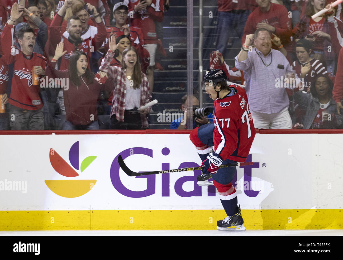 Washington, DC, Stati Uniti d'America. Xiii Apr, 2019. Washington capitelli ala destra T.J. Oshie (77) celebra dopo il punteggio sul Carolina Hurricanes goaltender Petr Mrazek (34) durante il primo periodo alla capitale una arena di Washington il 12 aprile 2019. Capitali di Washington portano il meglio della serie 7 con una vittoria. Foto di Alex Edelman/UPI Credito: Alex Edelman/ZUMA filo/Alamy Live News Foto Stock