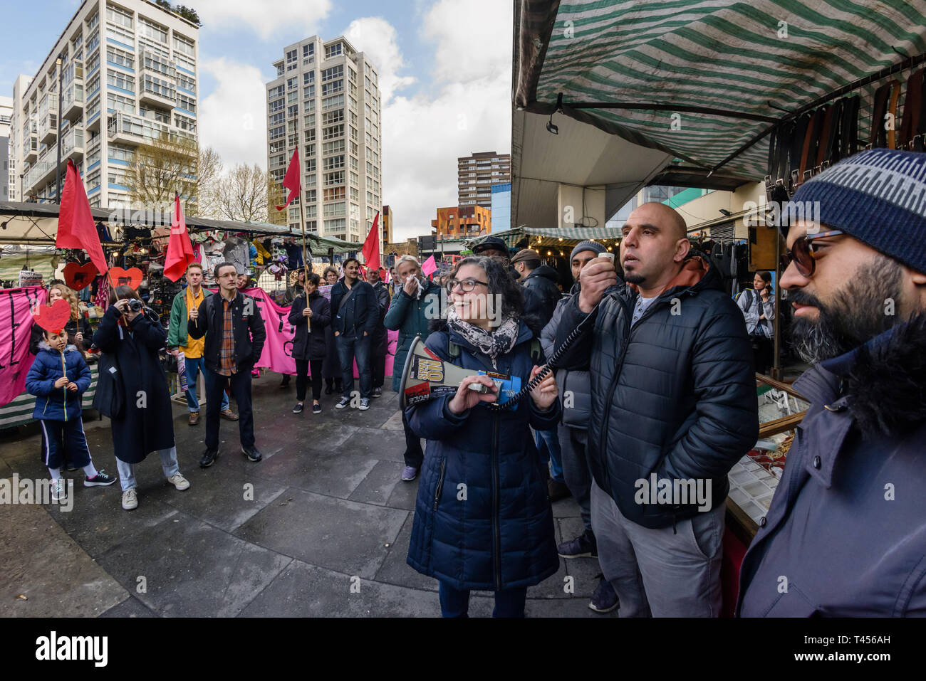 Londra, Regno Unito. Il 13 aprile 2014. Un mercato trader parla alla processione da note di Southwark, latino elefante e fino l'Elefante attraverso la zona del mercato di Elephant & Castle shopping centre di mantenere alta la pressione su consiglio di Southwark e sviluppatori Delancey a migliorare i loro piani per la riqualificazione dell'area. ing simili per come nuovi spazi con adeguata fi Credit: Peter Marshall / Alamy Live News Foto Stock