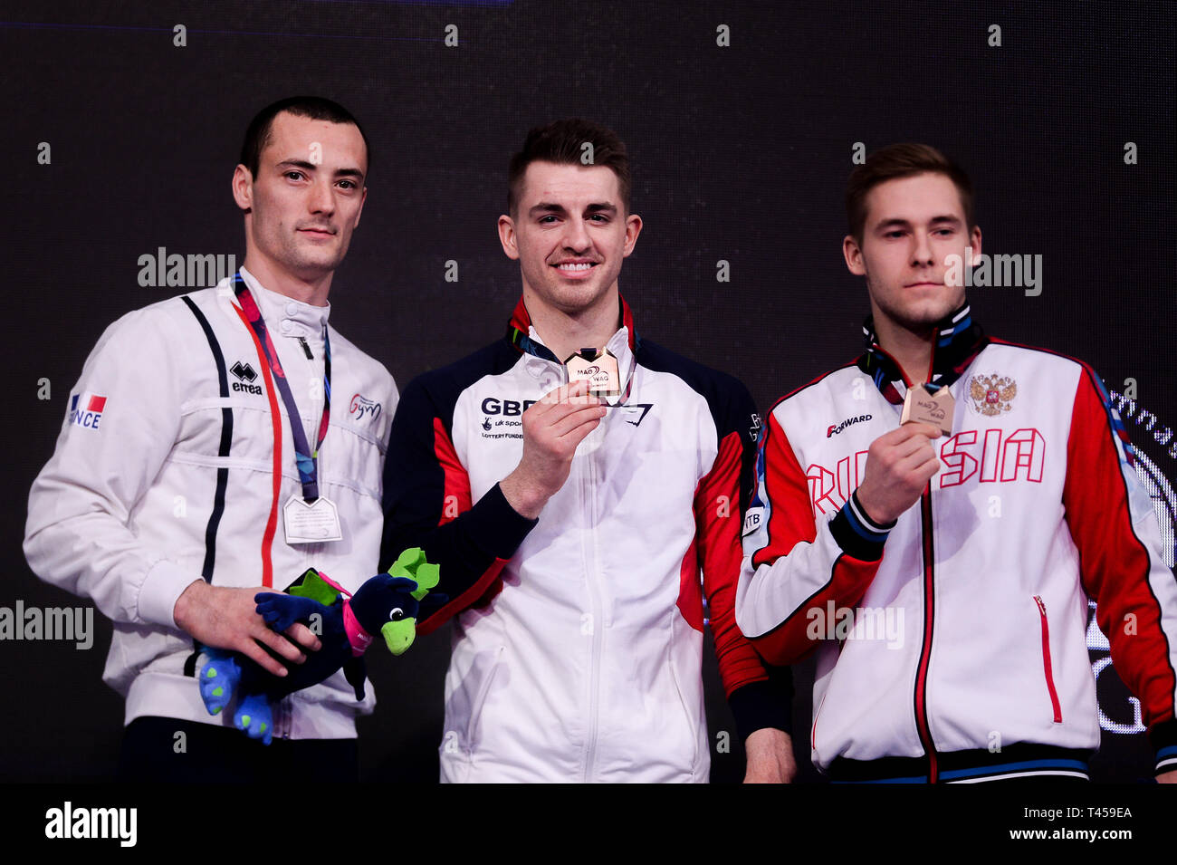 Cirillo Tommasone dalla Francia, Max Whitlock da Gran Bretagna e Vladislav Poliashov dalla Russia sono visti in posa con le medaglie su la cerimonia di consegna del premio dopo aver vinto il cavallo final durante l'apparecchiatura finali di 8 Campionati Europei di Ginnastica Artistica (giorno 4). Foto Stock