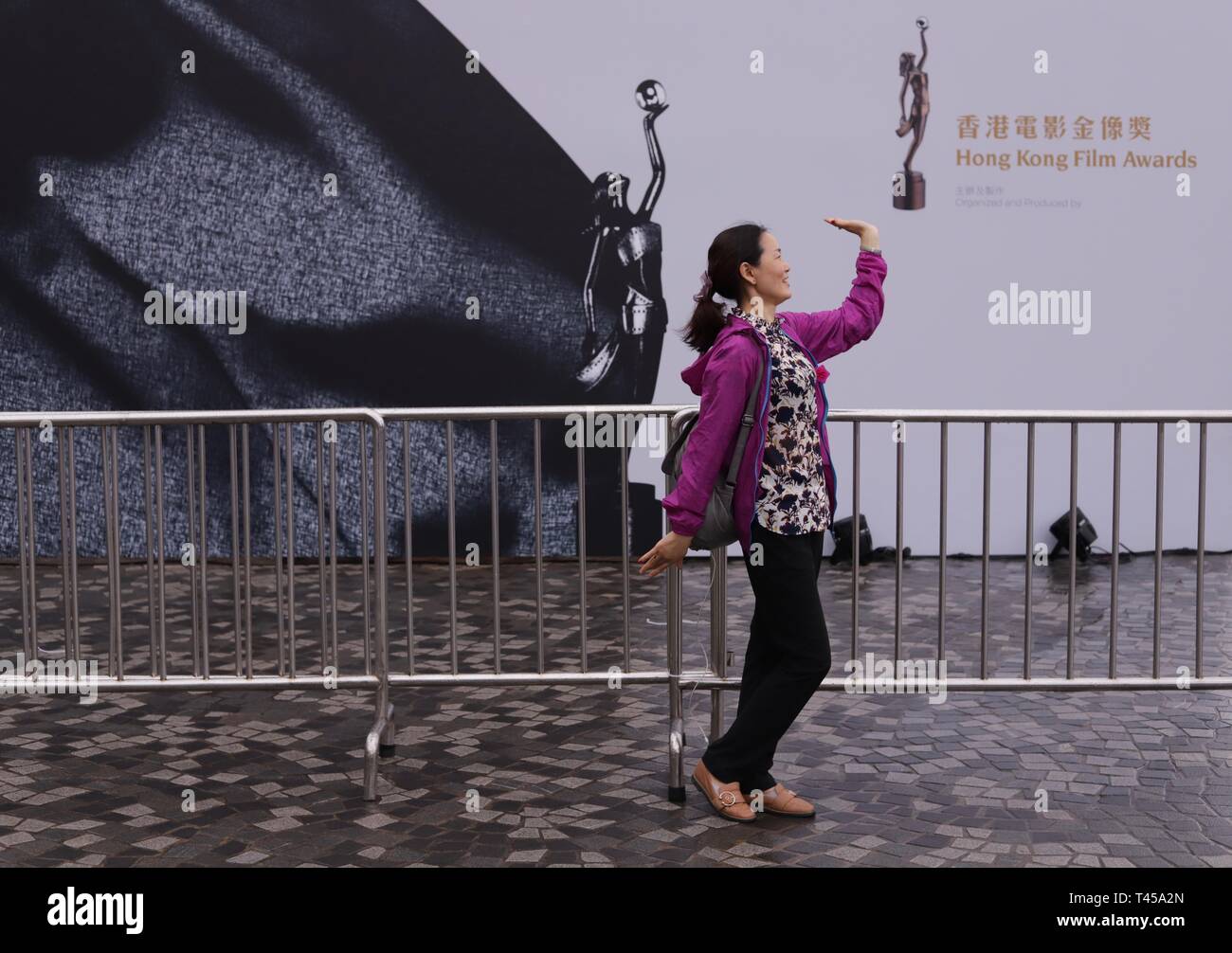 Hong Kong, Cina. Xiv Apr, 2019. Tourist dal continente pongono al di fuori del luogo cerimonia. La trentottesima Hong Kong Film Awards cerimonia si terrà questa sera presso il Centro Culturale di Hong Kong.ZUMA/Liau Chung-ren Credito: Liau Chung-ren/ZUMA filo/Alamy Live News Foto Stock