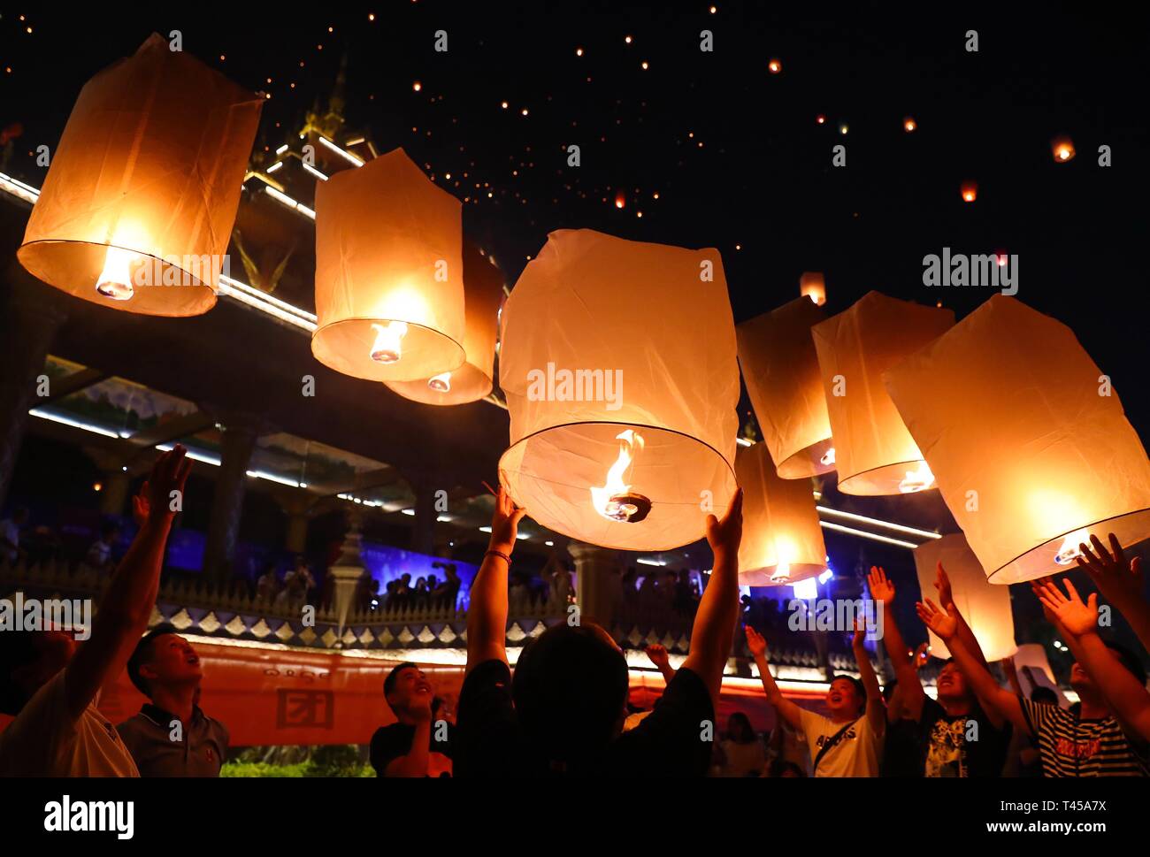 Xishuangbanna. Xiii Apr, 2019. La gente volare lanterne Kongming, una sorta di piccola di aria calda palloncino della carta, dal fiume Lancang a Jinghong City, a sud-ovest della Cina di Provincia di Yunnan, 13 aprile 2019, per festeggiare il nuovo anno del calendario della IAM gruppo etnico. Credito: Zhang Yuwei/Xinhua/Alamy Live News Foto Stock