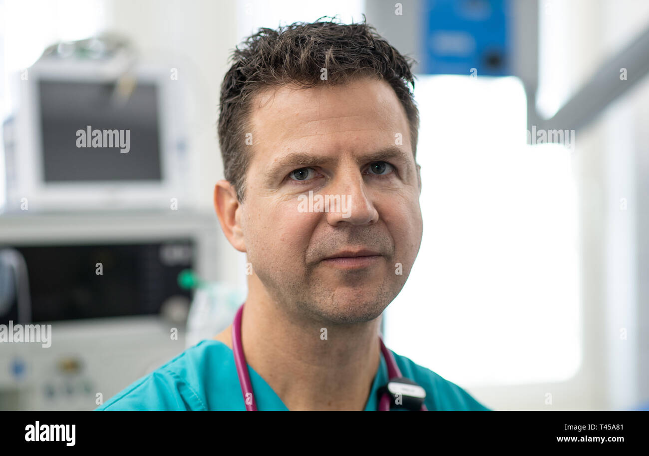 Witten, Germania. Xi Apr, 2019. Matthias Thöns, palliative medico, ammesso alla sua pratica. La Corte costituzionale federale di Karlsruhe ha sentito parecchie cause legali per vietare l'eutanasia commerciale dal 16.04.2019. Credito: Bernd Thissen/dpa/Alamy Live News Foto Stock