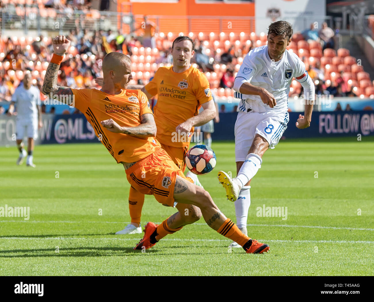 Aprile 13, 2019 San Jose terremoti in avanti Chris Wondolowski (8) passa per il tiro in porta come Houston Dynamo defender Struna Aljaz (6) passa per il blocco durante un match tra San Jose terremoti e Houston Dynamo BBVA Compass Stadium di Houston, Texas. La finale di Houston Dynamo su San Jose terremoti 2-1 Maria Lysaker/CSM. Foto Stock