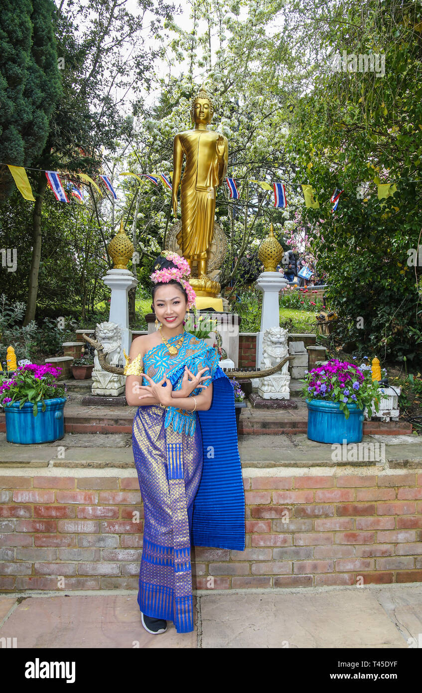 Il torneo di Wimbledon, Regno Unito. Xiv Apr, 2019. Comunità tailandese a Londra celebra quest'anno il Songkran festival,presso il tempio thailandese a Wimbledon , il festival conosciuto anche come il Capodanno buddhista .Songkran viene spesso indicato come il più grande lotta di acqua in tutto il mondo.La vacanza è stata tradizionalmente segnata da visitare familiari e versando acqua sulle statue di Buddha.Con un tradizionale mercato thailandese ,Cucina Tailandese e balli tailandesi ,il tempio è stato visitato da migliaia di persone che giungono per godersi ,ma senza il tradizionale analizzato di acqua a qualcuno vicino a credito: Paolo Quezada-Neiman/Alamy Live News Foto Stock