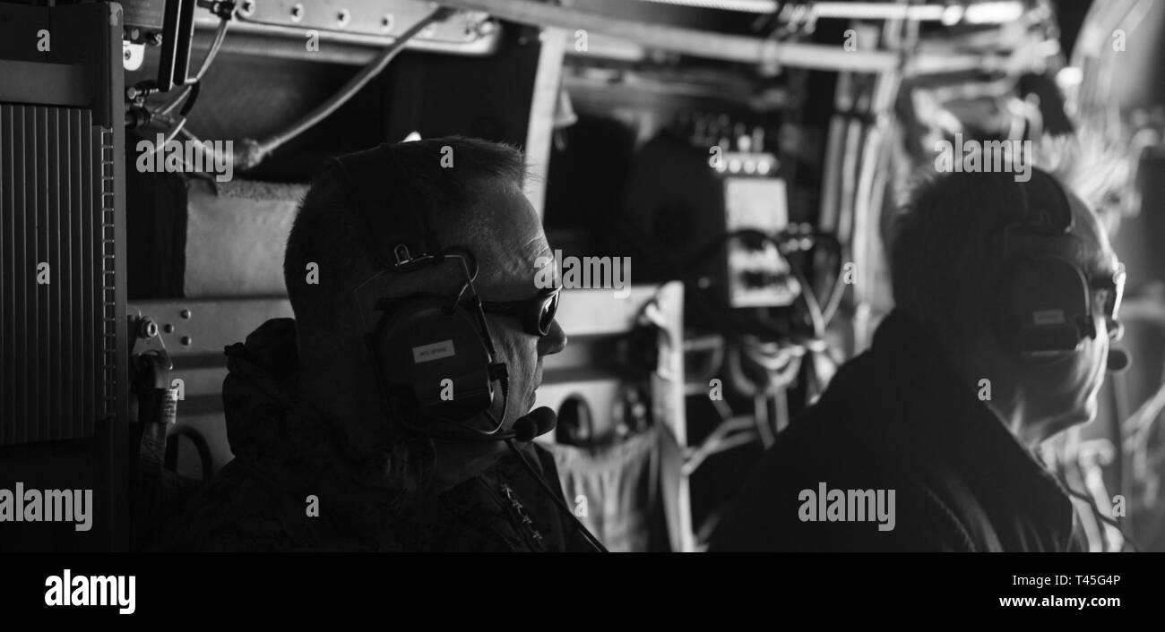 Stati Uniti Deliberando il Segretario della Difesa Patrick M. Shanahan, Presidente degli Stati Uniti Comune di capi di Stato Maggiore, Marine Corps gen. Giuseppe Dunford, il Sottosegretario di Stato per la gestione per il Department of Homeland Security Claire M. Grady, e il Comandante del Comando Settentrionale degli Stati Uniti, Air Force Gen. Terrence J. O'Shaughnessy visita il noi frontiera meridionale durante un viaggio a El Paso, Tx., Feb 23, 2019. Foto Stock