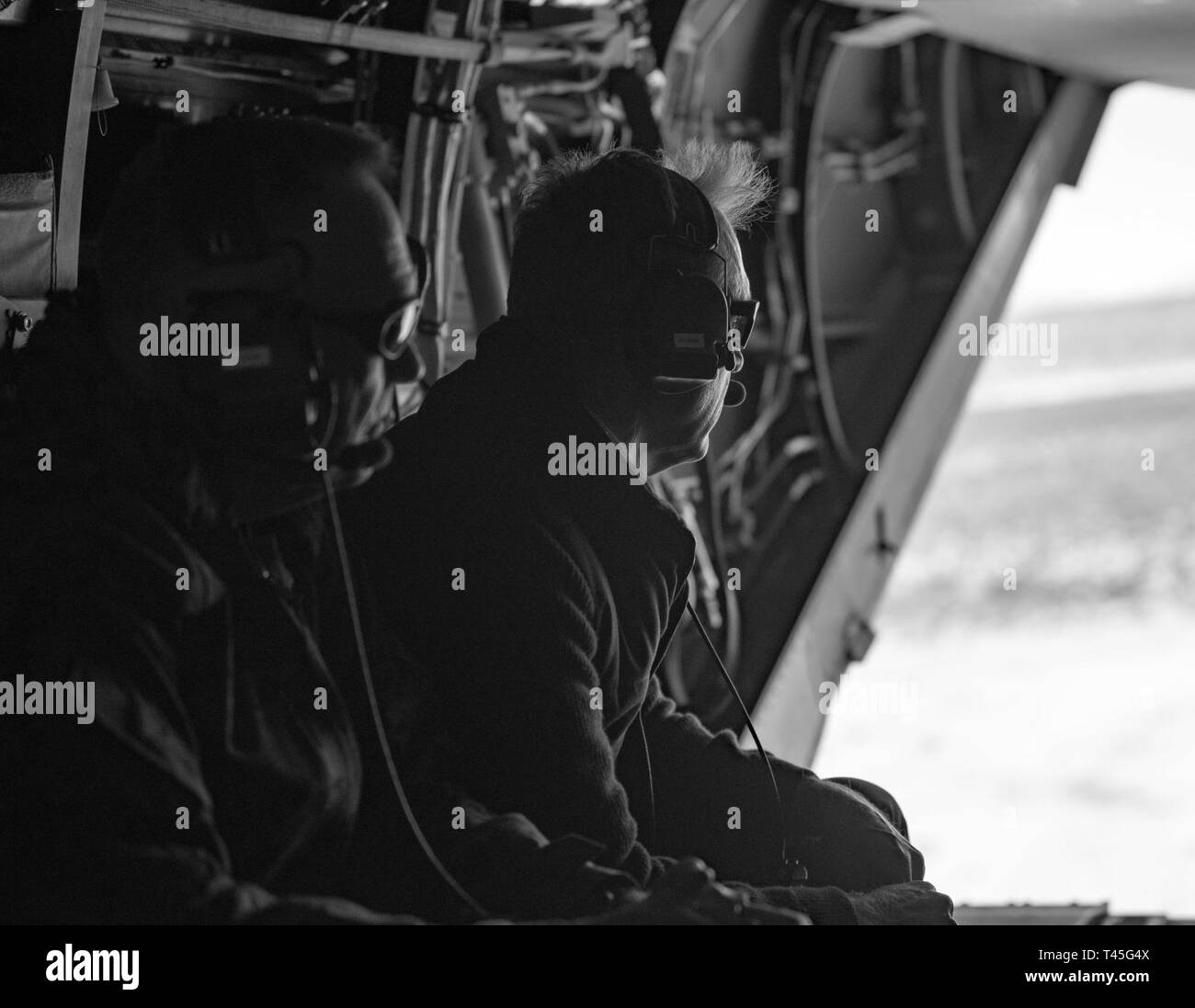 Stati Uniti Deliberando il Segretario della Difesa Patrick M. Shanahan, Presidente degli Stati Uniti Comune di capi di Stato Maggiore, Marine Corps gen. Giuseppe Dunford, il Sottosegretario di Stato per la gestione per il Department of Homeland Security Claire M. Grady, e il Comandante del Comando Settentrionale degli Stati Uniti, Air Force Gen. Terrence J. O'Shaughnessy visita il noi frontiera meridionale durante un viaggio a El Paso, Tx., Feb 23, 2019. Foto Stock