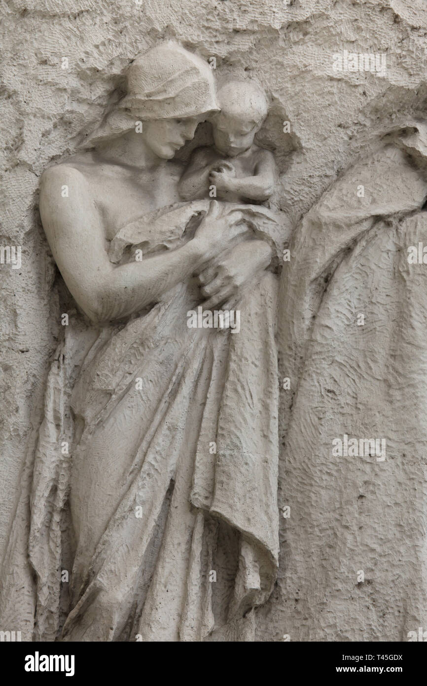 Art Nouveau sollievo da scultore ceco Stanislav Sucharda fiancheggiante l'entrata principale di Praga la nuova City Hall (Nová radnice) in Piazza Mariánské in Staré Město (Città Vecchia) a Praga, Repubblica Ceca. Edificio Liberty progettato dall architetto ceco Osvald Polívka fu costruita nel 1908-1911. Il rilievo sul lato sinistro raffigurante: Cittadini carico insieme, cioè si sottolinea il principio del lavoro di gruppo e di obblighi. Foto Stock