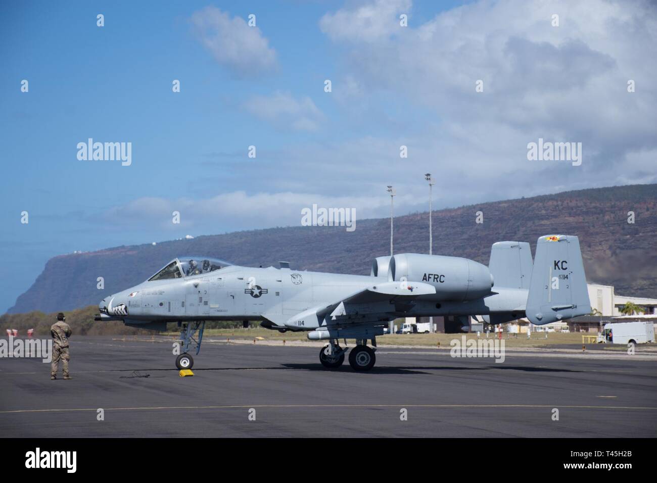 Stati Uniti Air Force Tech. Sgt. Nick Schultz, capo equipaggio con la 442d Manutenzione aeromobili Squdron, si prepara a lanciare un A-10 Thunderbolt II dopo aver eseguito in avanti armamento e punto di rifornimento di formazione presso Pacific Missile Range Facility, Hawaii, Feb 25, 2019. Il FARP consente agli aerei di rifornimento a caldo e ricaricare permettendo ai piloti di compiere altre missioni in meno tempo e a posizioni di austera. Foto Stock