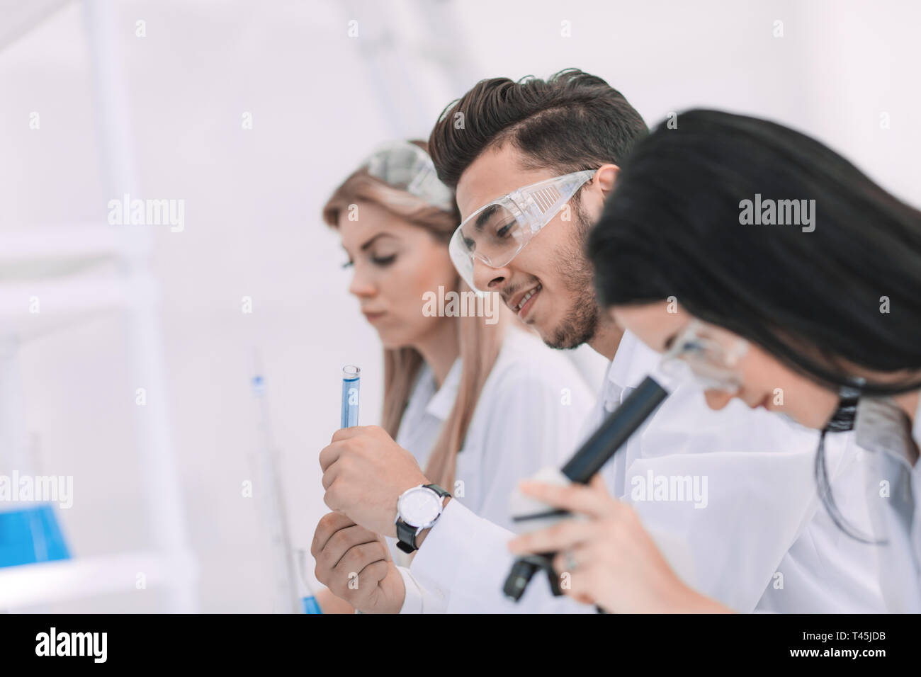 Close up.un gruppo di giovani scienziati di condurre esperimenti in laboratorio. scienza e salute Foto Stock