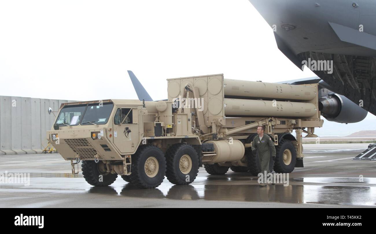 Un U.S. Air Force aviatori alleggerimento del carico di un sistema THAAD da una C-17 Globe Master III a Nevatim Air Base, Israele, Mar 1, 2019 . La distribuzione di un terminale Area altitudine sistema di difesa per Israele è un esercizio di U.S. Esercito, U.S. Air Force e forze israeliane, sotto la forza dinamica concetto di occupazione. L'esercizio si basa la prontezza e la interoperabilità nella regione, dimostra la capacità degli Stati Uniti di implementare rapidamente la difesa aerea attivi a livello globale e dimostra la U.S. Esercito una missione dell'Europa per dissuadere i potenziali avversari e alleati di supporto. Foto Stock