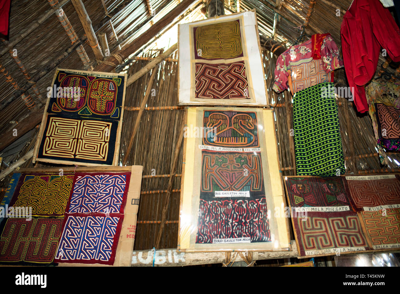 Molas sul display in kune Museum, Carti isola, isole San Blas, Panama. Ott 2018 Foto Stock