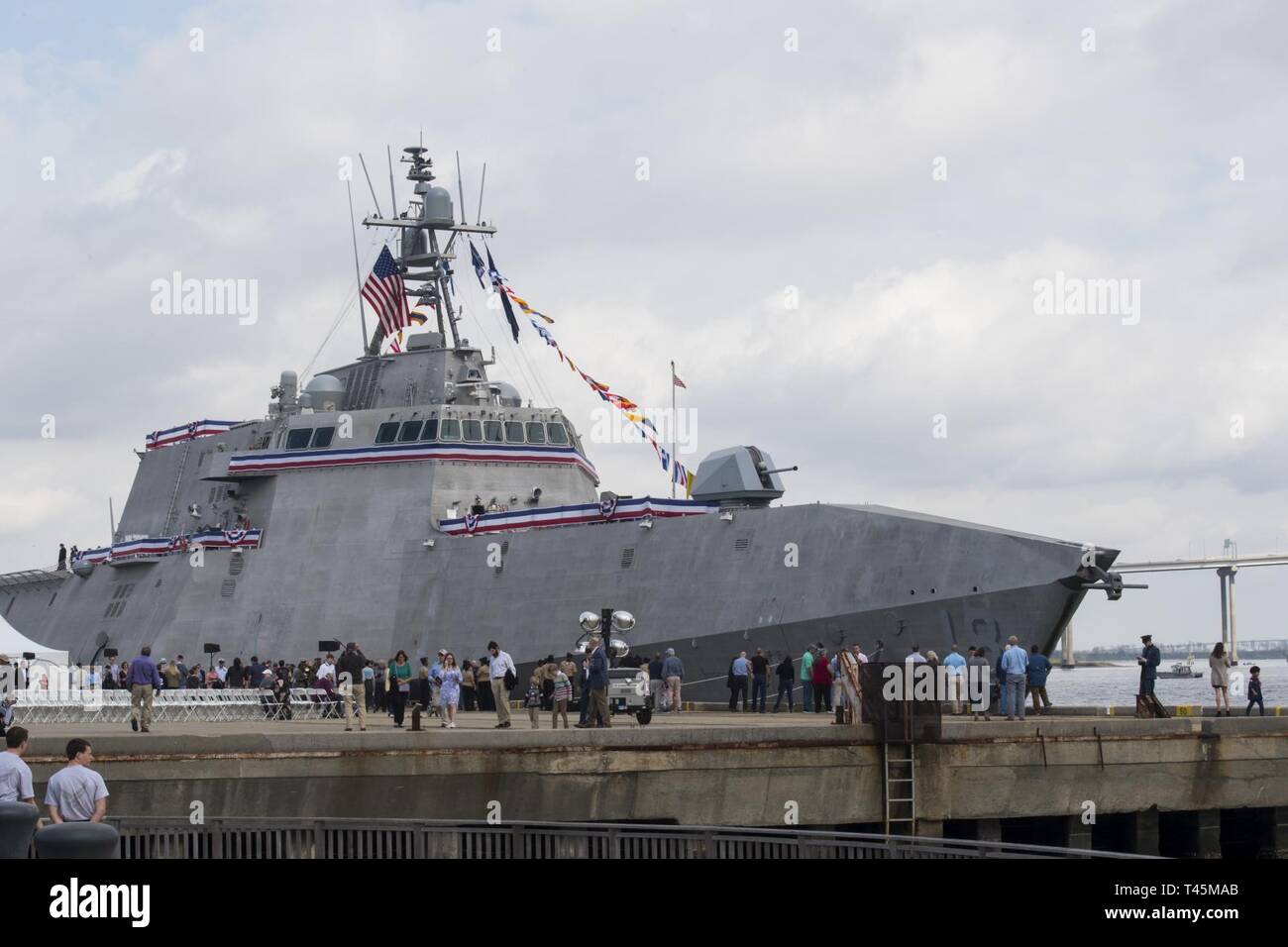 La USS Charleston (LCS-18) è ancorato nel porto di Charleston S.C. dopo la sua cerimonia di messa in servizio il 2 marzo 2019. La USS Charleston-una Littoral Combat Ship destinato per di più le acque poco profonde di quella tipica delle navi della marina militare-è il sesto mezzo navale chiamato dopo la città. Sebbene la nave sarà di stanza a San Diego, CA, il comandante e i membri dell'equipaggio farà viaggi annuali in Charleston per interagire con la città e il lavoro con la Lega Navale di Charleston per mantenere il rapporto tra la città e omonimo e la nave. Foto Stock