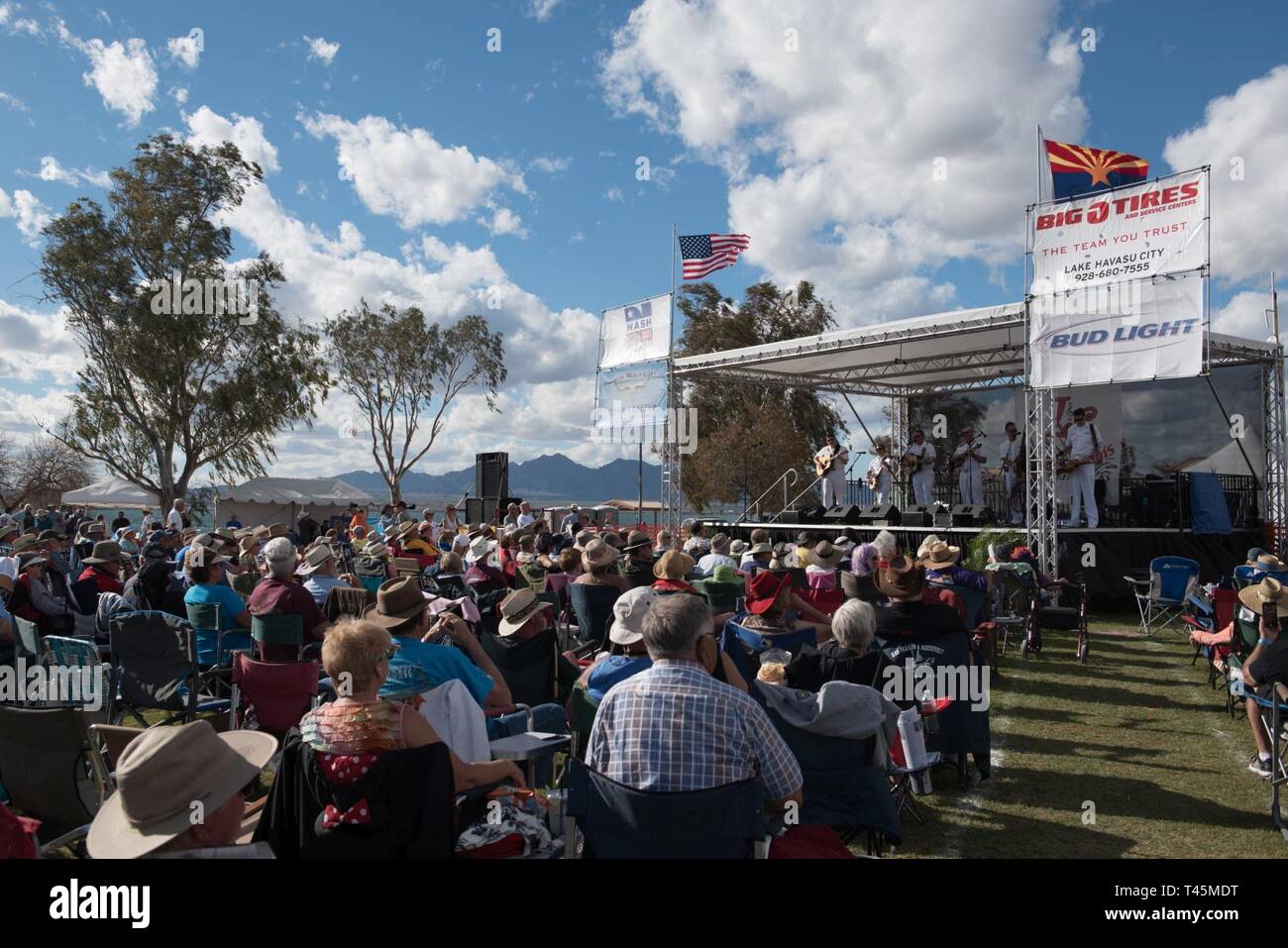 LAKE HAVASU CITY, Arizona (2 marzo 2019) i membri dell'U.S. Navy Band attuale paese eseguire presso il lago Havasu "Bluegrass sulla spiaggia" festival di bluegrass. La banda della marina militare esegue tutto il paese che fornisce un opportunità per le comunità di connettersi con i marinai e andare dove le navi non possono andare a forge forte e capace di partenariati per una più forte in America. Foto Stock