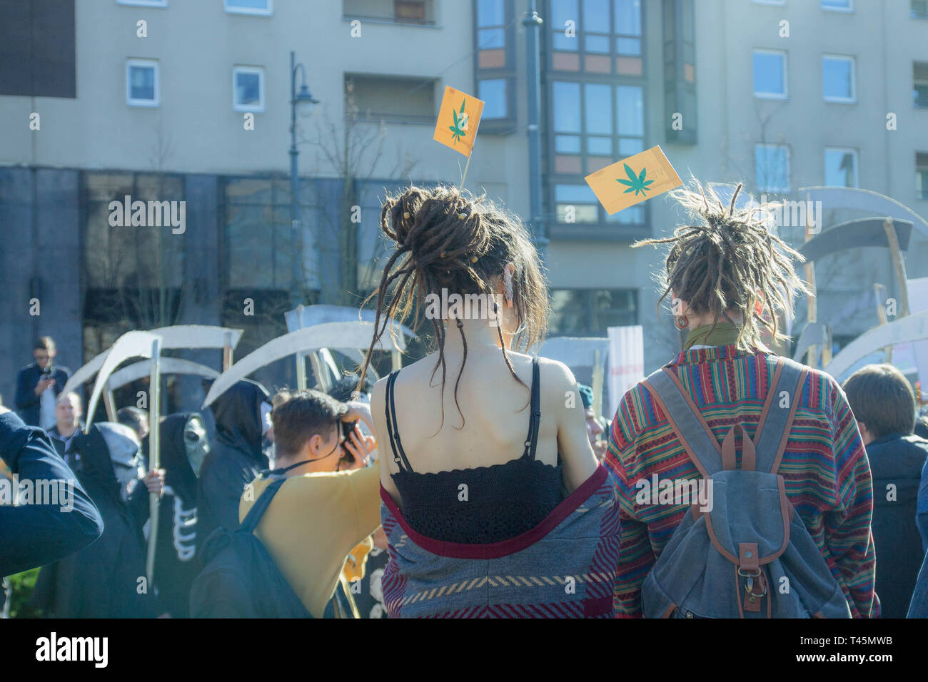 Due giovani - un ragazzo e una ragazza con dreadlocks sostenere la legge sulla legalizzazione della marijuana. Protesta e di conflitto. Le bandiere con il simbolo di erbaccia. Foto Stock
