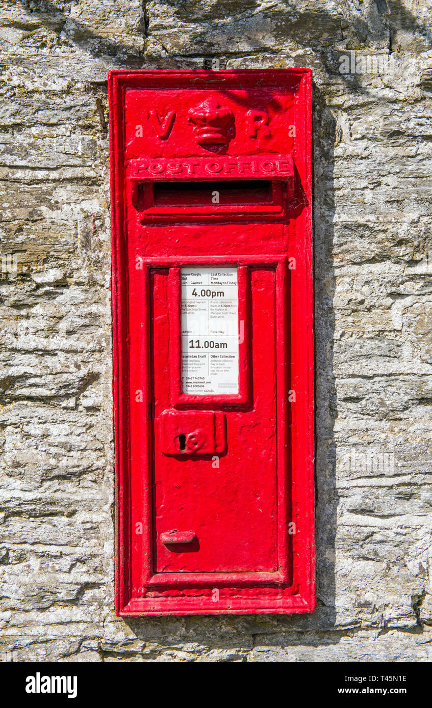 Un rosso brillante Victorian montato a parete letterbox nella piccola e remota frazione di Llanbadarn y Garreg nella valle Edw Radnorshire Powys nel Galles centrale. Foto Stock