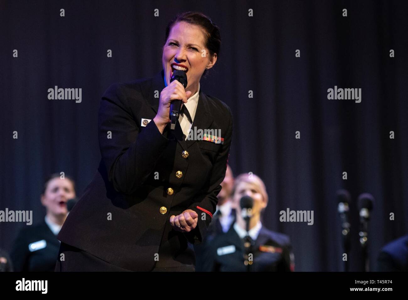 WICHITA FALLS, Texas (7 marzo 2019) musicista di prima classe Maia Rodriguez, da Cleveland, Ohio, svolge con gli Stati Uniti La banda della marina Sea Chanters coro presso il Teatro di Wichita in Wichita Falls, Texas. Il gruppo ha eseguito in 18 città in nove membri, collegando gli americani per la loro Marina. Foto Stock