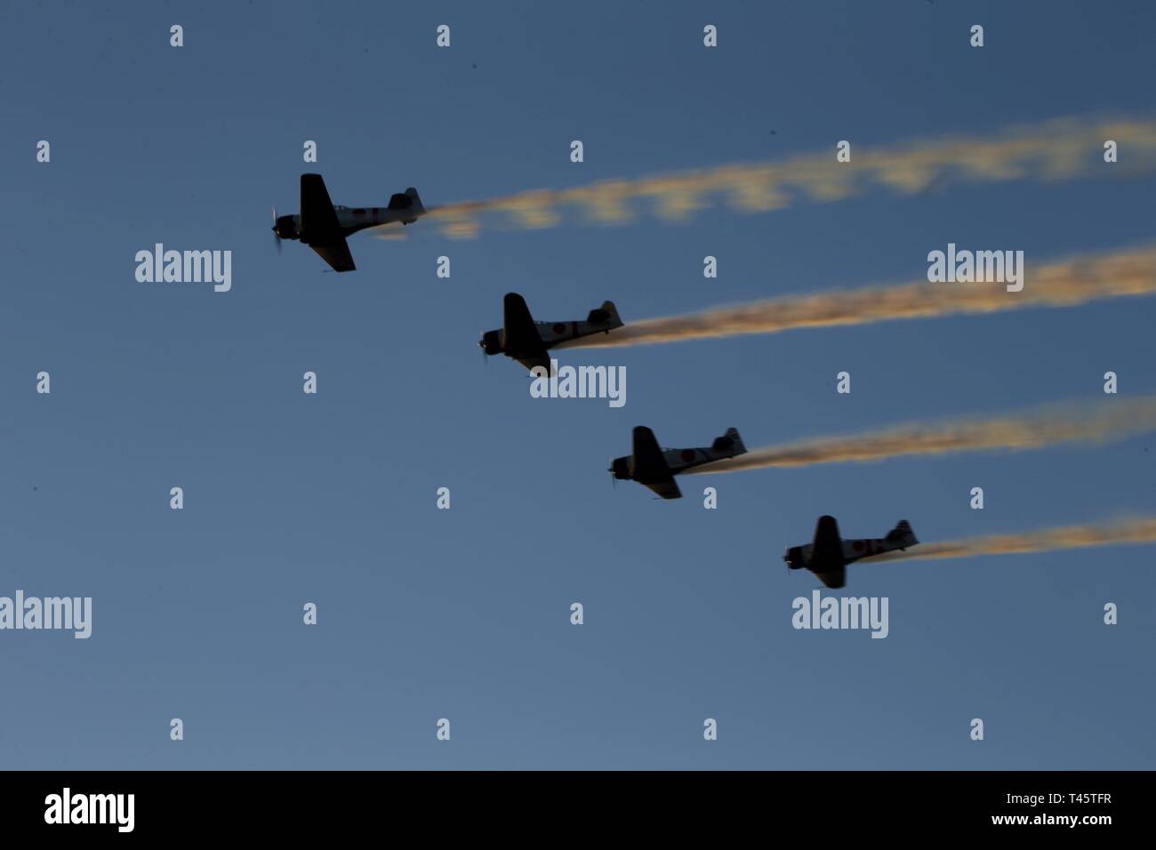 Il TORA TORA TORA Commemorative Air Force esegue antenna acrobatico visualizza per gli spettatori durante il 2019 Yuma Twilight mostra ospitata da Marine Corps Air Station (ICM) Yuma Ariz., 8 marzo 2019. L'Airshow di ICM è Yuma solo airshow di militari dell'anno e offre alla comunità la possibilità di vedere antenna emozionanti ed esecutori di massa per libero mentre interagiscono con Marines e marinai. Foto Stock